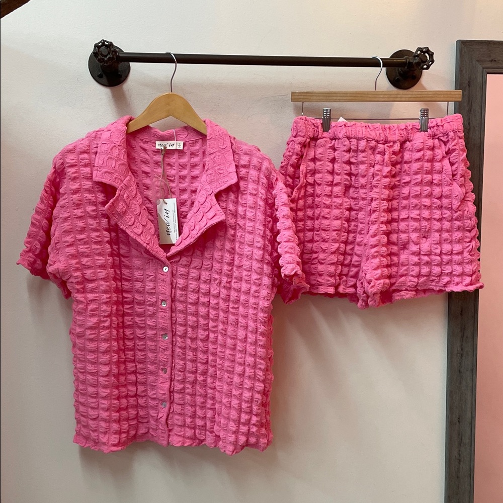 NWT! Very J Vibrant Pink Textured 2 Piece Set Ensemble top and shorts Size Large
